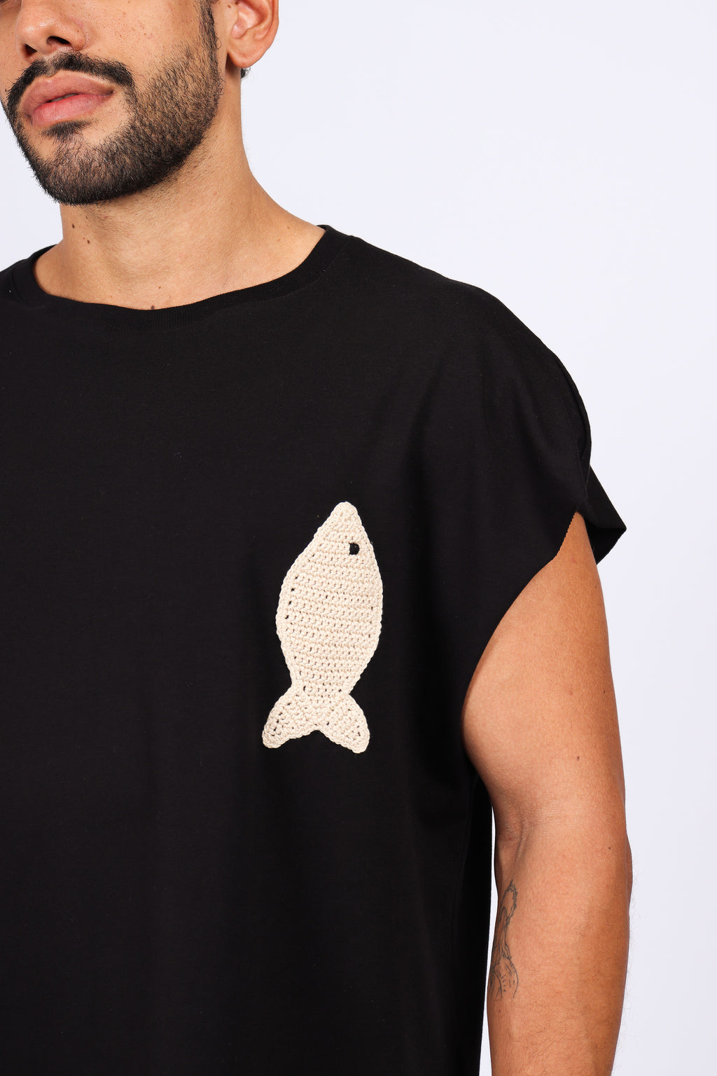Regata Oversized Peixe Crochê Preta