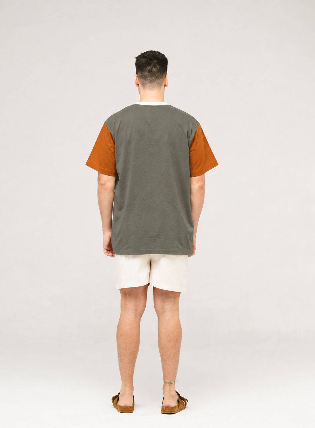 T Shirt Over Listras Vertical NITX Terracota, vista das costas em verde oliva