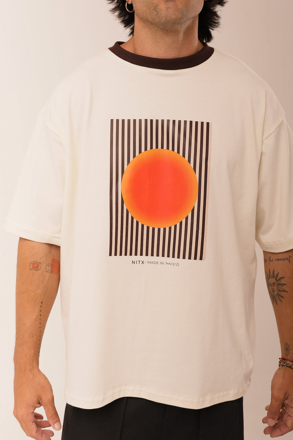 T Shirt Over Sol Sagrado NITX Off White detalhe close da estampa Sol Sagrado