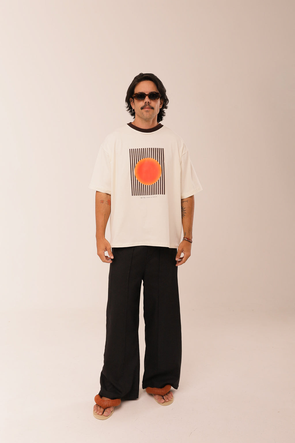 T Shirt Over Sol Sagrado NITX Off White vista frontal corpo inteiro
