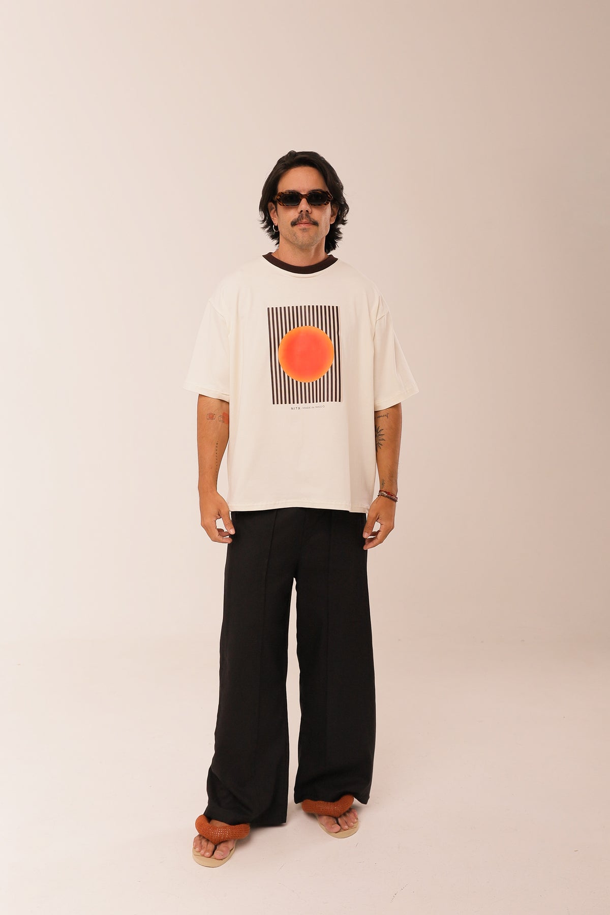 T Shirt Over Sol Sagrado NITX Off White vista frontal corpo inteiro