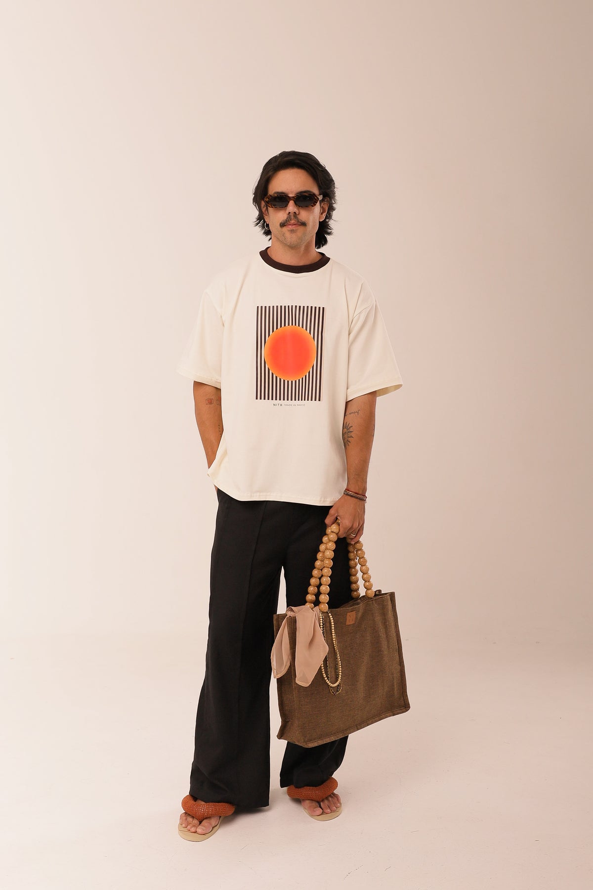 T Shirt Over Sol Sagrado NITX Off White detalhe da estampa frontal